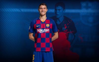 Jorge Cuenca posa con la camiseta del Barcelona (Foto: FCB).