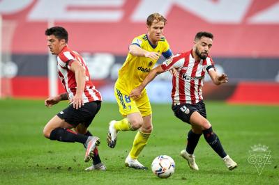 Álex Fernández presiona a Unai López durante el Athletic-Cádiz (Foto: Cádiz CF).