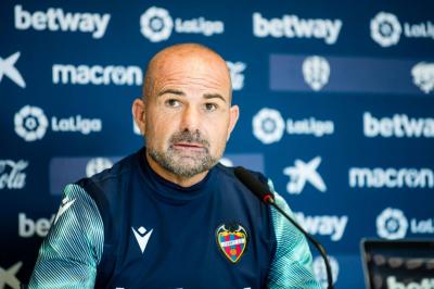 Paco López en rueda de prensa (Foto: Levante UD)