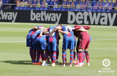 El Levante hace piña antes de comenzar el partido ante el Real Madrid (Foto: LaLiga).