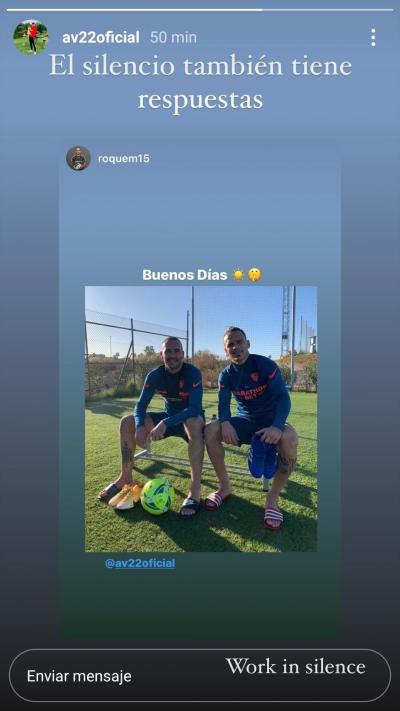 Aleix Vidal y Roque Mesa suben una foto mientras esperan su salida.
