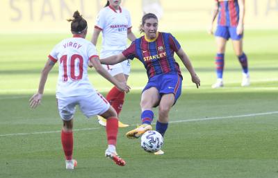 La azulgrana Mariona Caldentey ante la sevillista Virgy.
