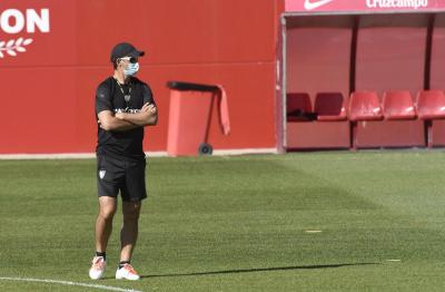 Lopetegui,  en el entrenamiento del Sevilla FC previo al partido ante el Granada. (Foto: Kiko Hurtado).