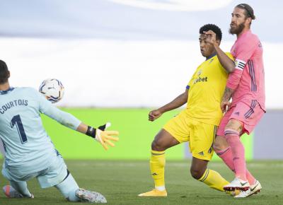 Sergio Ramos ante el Cádiz (Foto: LaLiga).