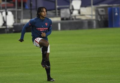 Koundé, en el calentamiento del Sevilla-Rennes (Foto: Kiko Hurtado).