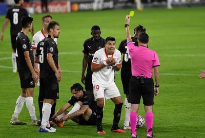 Cüneyt Çakir amonesta a Acuña en el Sevilla-Rennes (Foto: Kiko Hurtado).