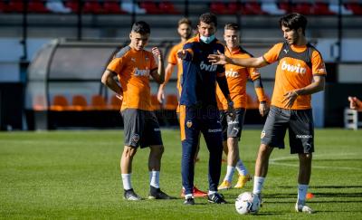 Javi Gracia da órdenes durante un entrenamiento.