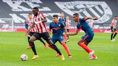 Williams, se lleva la pelota ante Fernando. (Foto: Athletic Club).