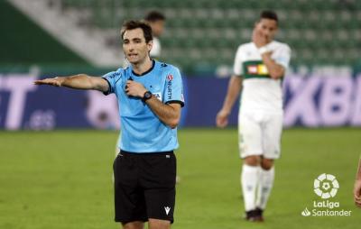 De Burgos Bengoetxea, durante el Elche-Celta (Foto: LaLiga).