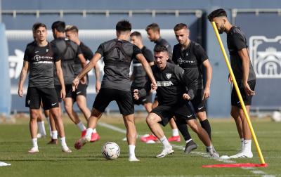 Joaquín Muñoz, durante un rondo en el Anexo (Foto: Málaga CF).