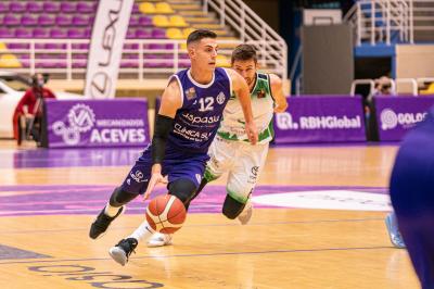 Reed Timmer, con el balón, ante el Cáceres Patrimonio de la Humanidad (Foto: Real Valladolid).