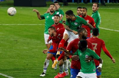 Unai Núñez remata a gol una jugada a balón parado ante Yeray (Foto: EFE).