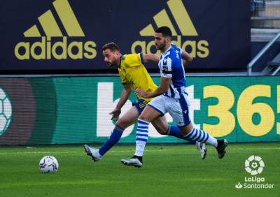 Mikel Merino en un lance del partido entre el Cádiz y la Real Sociedad (Foto: LaLiga).