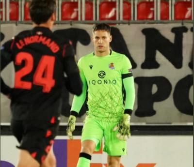 Remiro se dispone a sacar el balón ante el AZ (Foto: RSO).