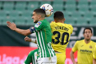 Marc Bartra pelea una pelota (foto: Kiko Hurtado).