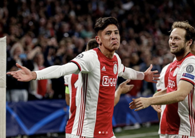 Edson Alvarez celebra un gol.