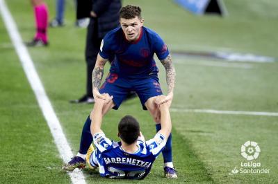 Trippier levanta a Barrenetxea (Foto: LaLiga).