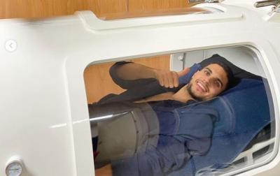 Marc Bartra, metido en la máquina de oxígeno para agilizar su recuperación (Foto: M. Bartra)