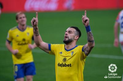 Álvaro Negredo celebra su gol en el Cádiz-Alavés (Foto: LaLiga).