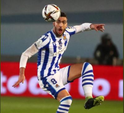 Merino recibe el esférico en el Real Sociedad-Barça (Foto: RSO).