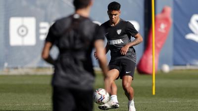 Loren Zúñiga se ejercita en el Anexo (Foto: Málaga CF).