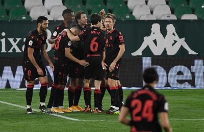 La Real Sociedad celebra el gol de Oyarzabal al Betis (Foto: Kiko Hurtado).