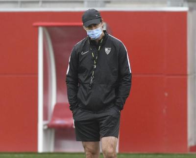 Julen Lopetegui, pensativo en el entrenamiento del Sevilla de este martes (Foto: Kiko Hurtado)