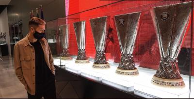 El Papu Gómez observa las seis Europa Leagues del Sevilla (Foto: SFC)