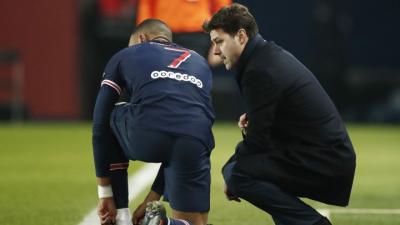 Pochettino da instrucciones a Kylian Mbappé.