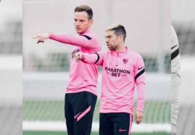 Rakitic y Papu Gómez charlan en el entrenamiento del Sevilla FC.