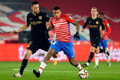 Busquets trata de frenar la carrera de Kenedy (Foto: Granada CF).