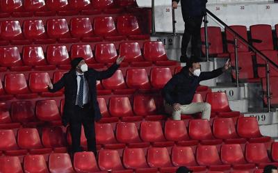 Monchi, en la grada durante el Sevilla-Getafe (Foto: Kiko Hurtado).