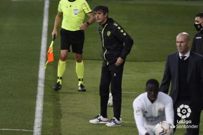 Pacheta y Zidane en la banda de El Alcoraz durante el Huesca-Real Madrid (Foto: LaLiga).