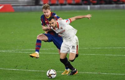 Jordán pelea con De Jong (Foto: Kiko Hurtado)