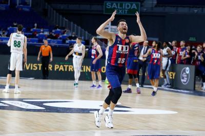 Peters celebra la victoria de Baskonia ante el Joventut.
