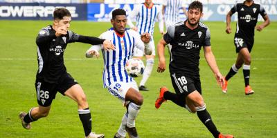 Seth pelea por el balón ante la defensa del Marbella (Foto: Recreativo de Huelva)
