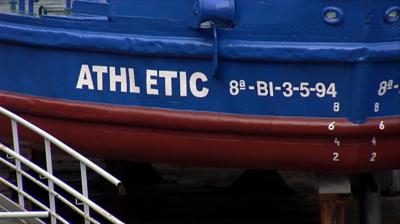 La gabarra Athletic coge aire con la pluma ante el campo de San Mamés.