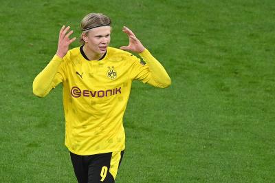 Erling Haaland celebra uno de sus goles en el Dortmund-Sevilla (Foto: Cordon Press).