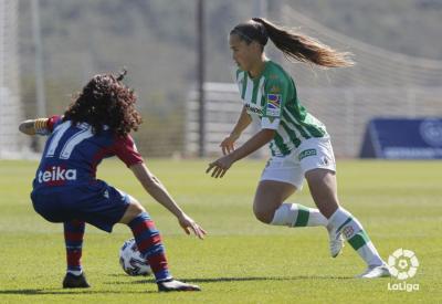 La bética Andrea Medina con la pelota.