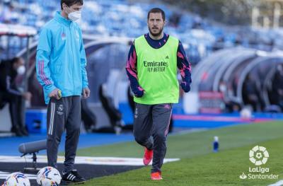 Hazard calienta en la banda del Alfredo di Stéfano durante el Real Madrid-Elche.