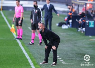 Álvaro Cervera, atento al desarrollo de un partido (Foto: LaLiga).