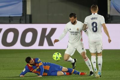 Leo Messi, en el suelo ante Nacho Fernández (FOTO: EFE).