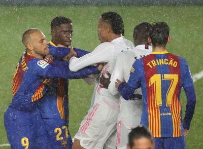 Braithwaite e Ilaix Moriba forcejean con Militao (FOTO: EFE).
