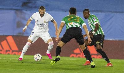 Benzema encara en el duelo ante el Betis (Foto: Cordon Press).