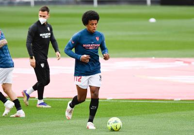 Koundé, en el calentamiento del partido ante el Granada (Foto: Kiko Hurtado).