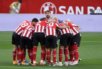 El Athletic hace piña antes de empezar el partido (Kiko Hurtado).