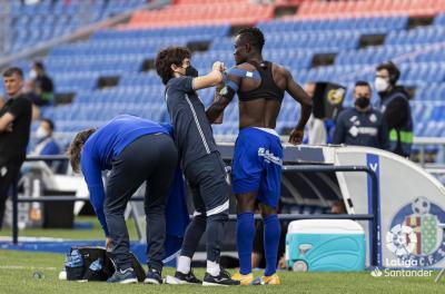 Djené, atentido por los servicios médicos del Getafe tras su caída (Foto: LaLiga Santander).