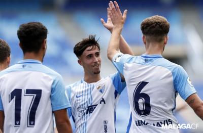 Larrubia felicita a Quintana tras el gol del segundo al Huétor Vega (Foto: Málaga CF).