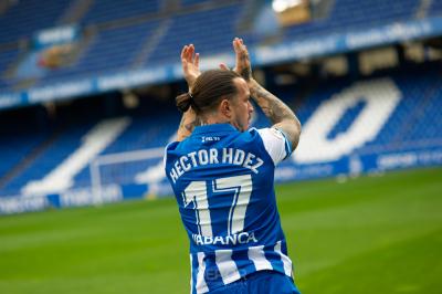 Héctor Hernández aplaudiendo en Riazor (Foto:RCD).