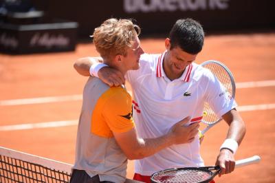 Davidovich saluda a Djokovic tras el partido.